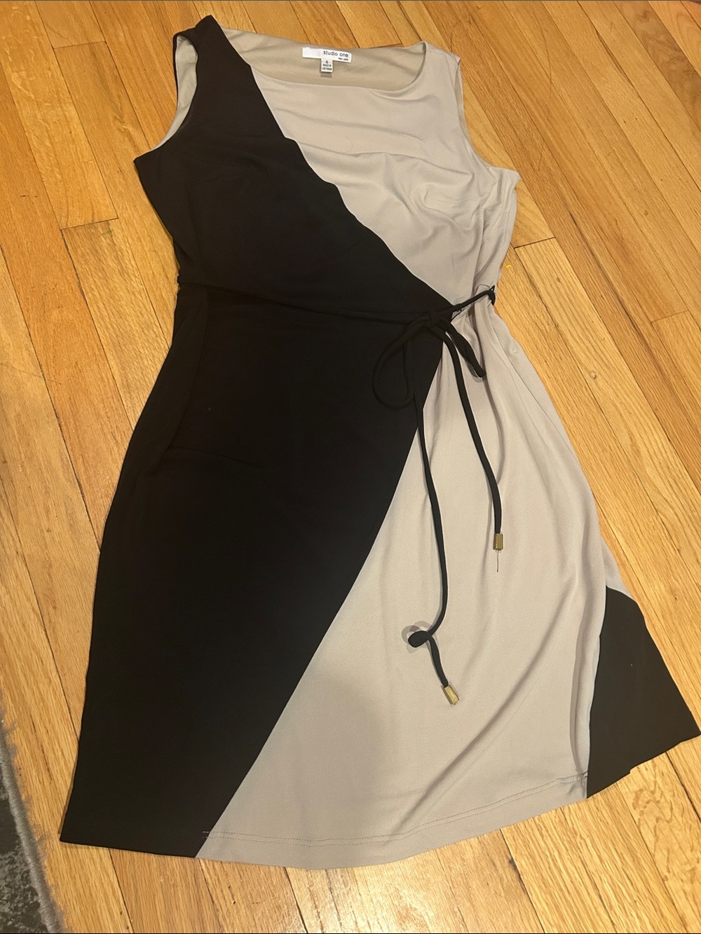 Colorblock Sleeveless Dress in Black and Beige